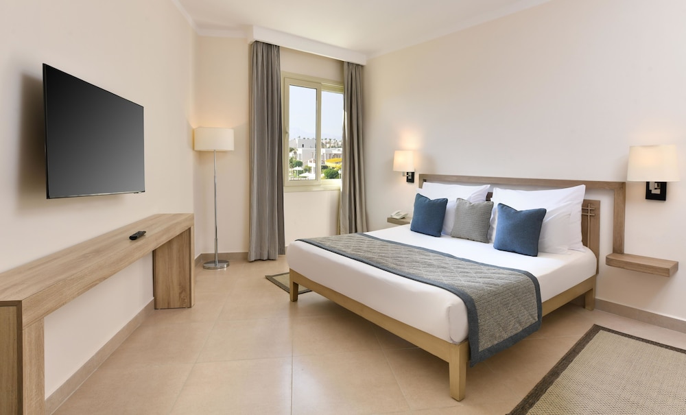 Fitness, Suite, Queen Bed, Pool View