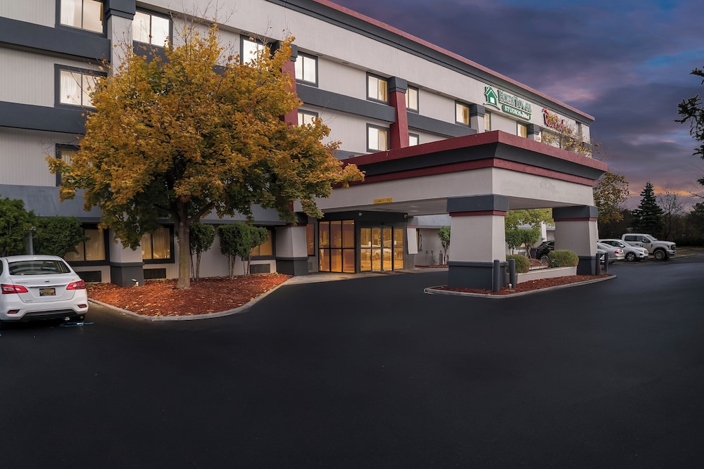 HomeTowne Studios by Red Roof Flint 3/50