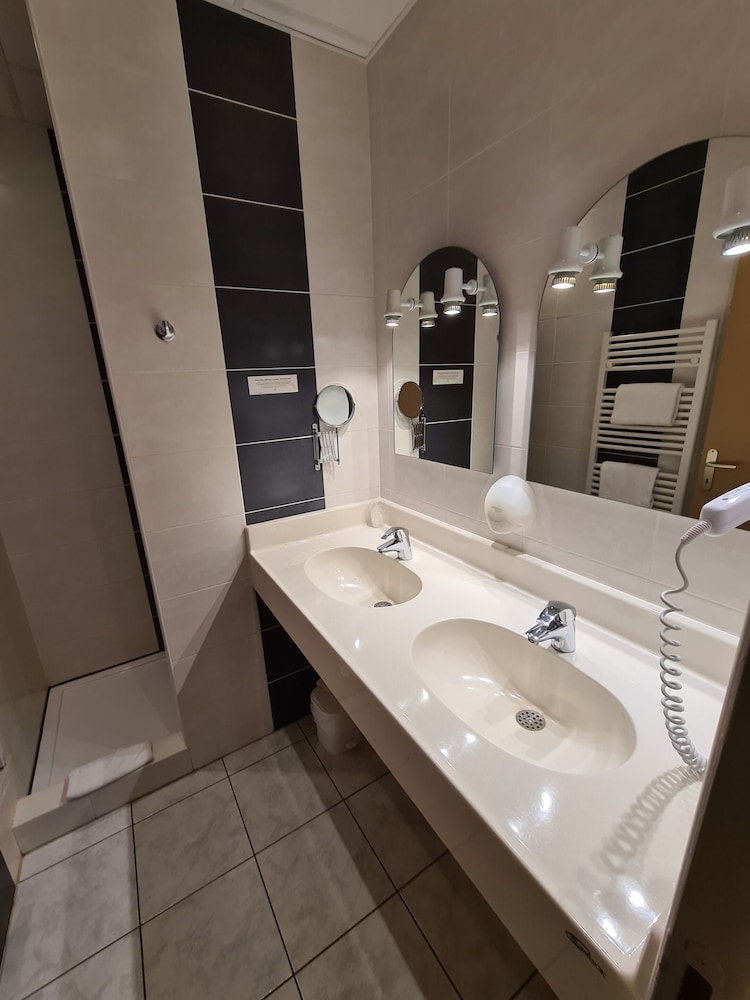 Hostellerie du Cantal 13/15
