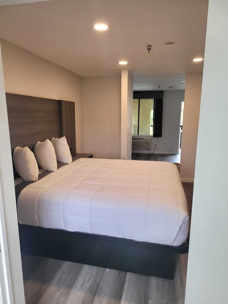 Five Star Inn West Covina 13/42