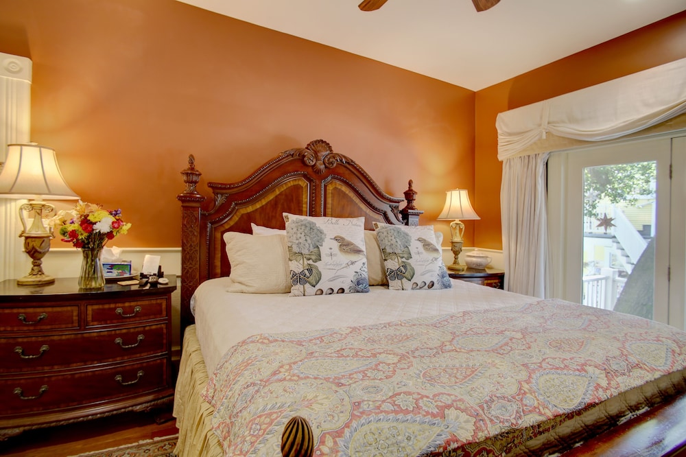 EXCHANGE, KING BED, GARDEN VIEW, JETTED TUB