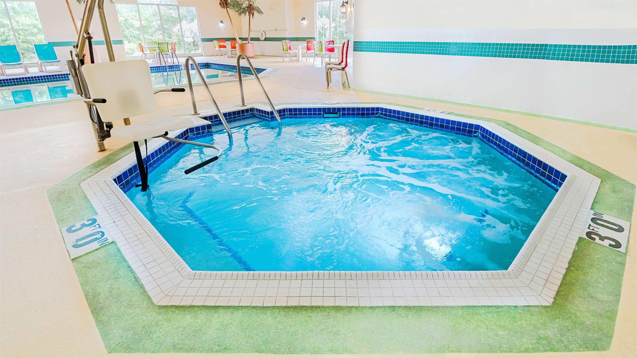 Country Inn & Suites by Radisson, Appleton Airport - Fox River Mall Area 8/20