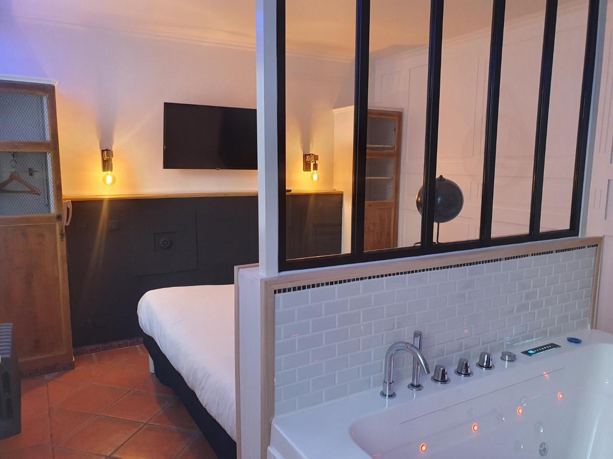 Suite, Queen Bed, Hotel the Originals Martigues Clair 2/2