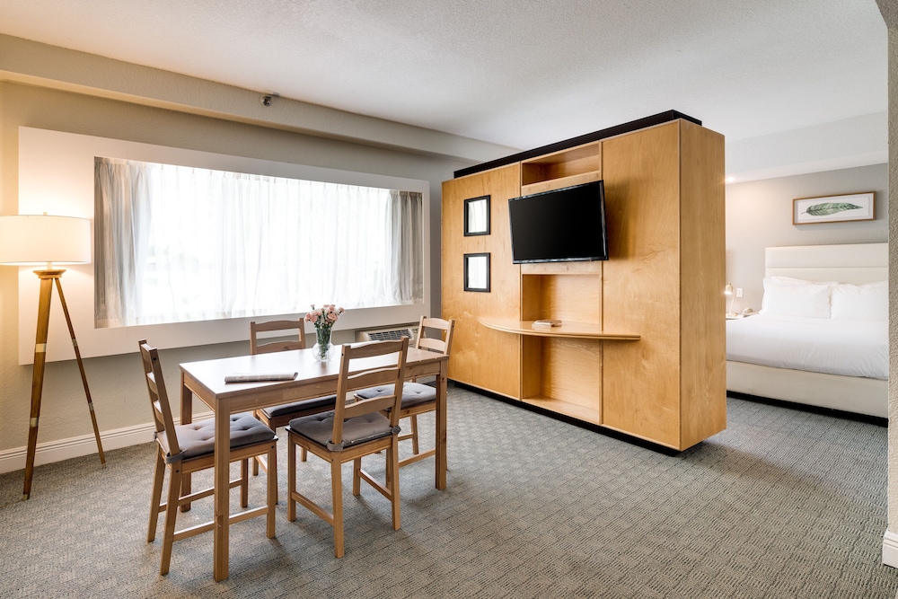 CREST Hotel & Suites 51/66