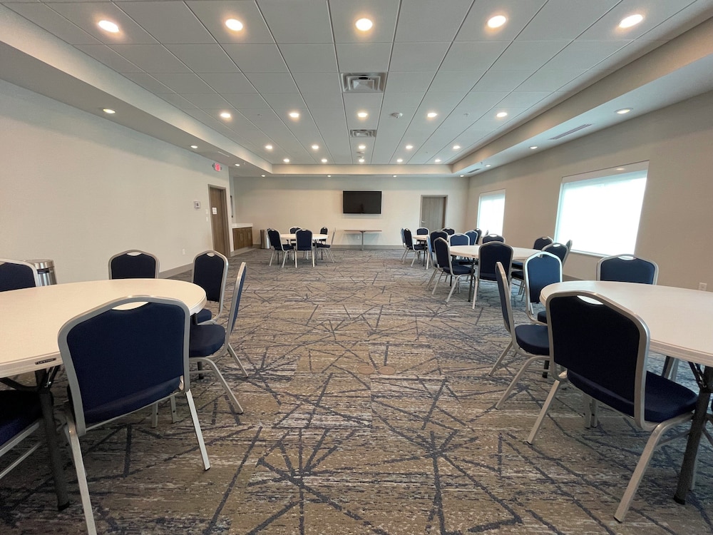 Holiday Inn Express & Suites Ft. Smith Airport, an IHG Hotel 63/75