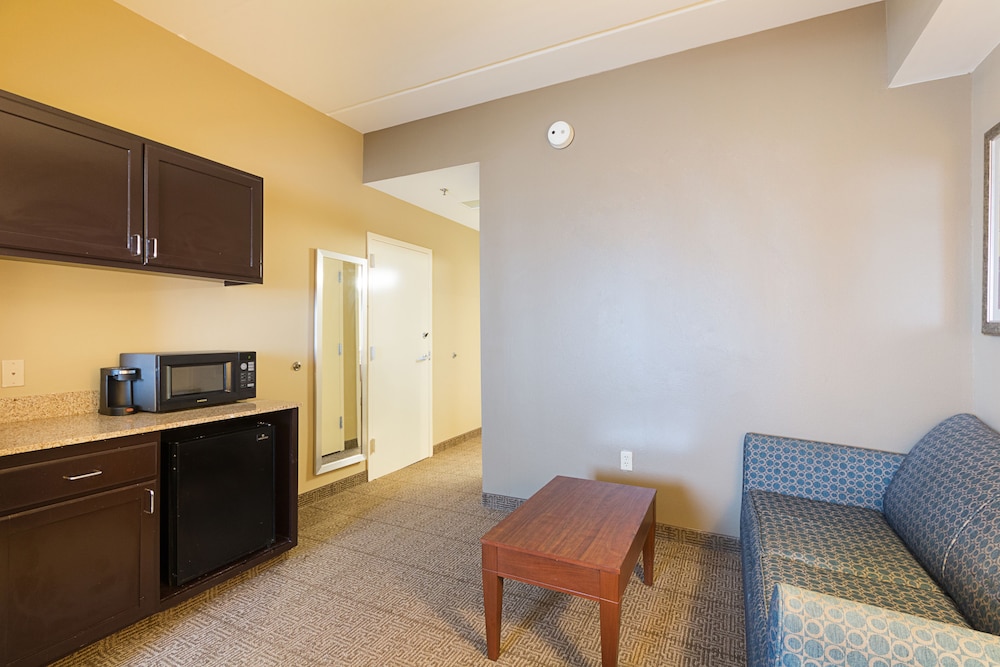 Comfort Suites Beachside 32/44