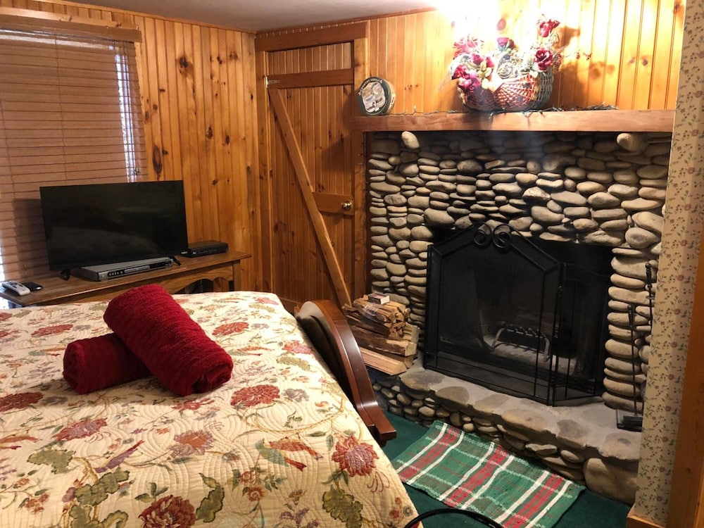 Evergreen Cottage Inn & Cabins 29/38