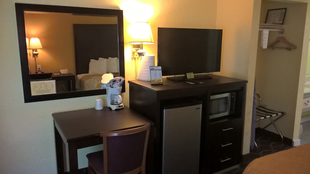 Days Inn & Suites By Wyndham Port Richey 33/45