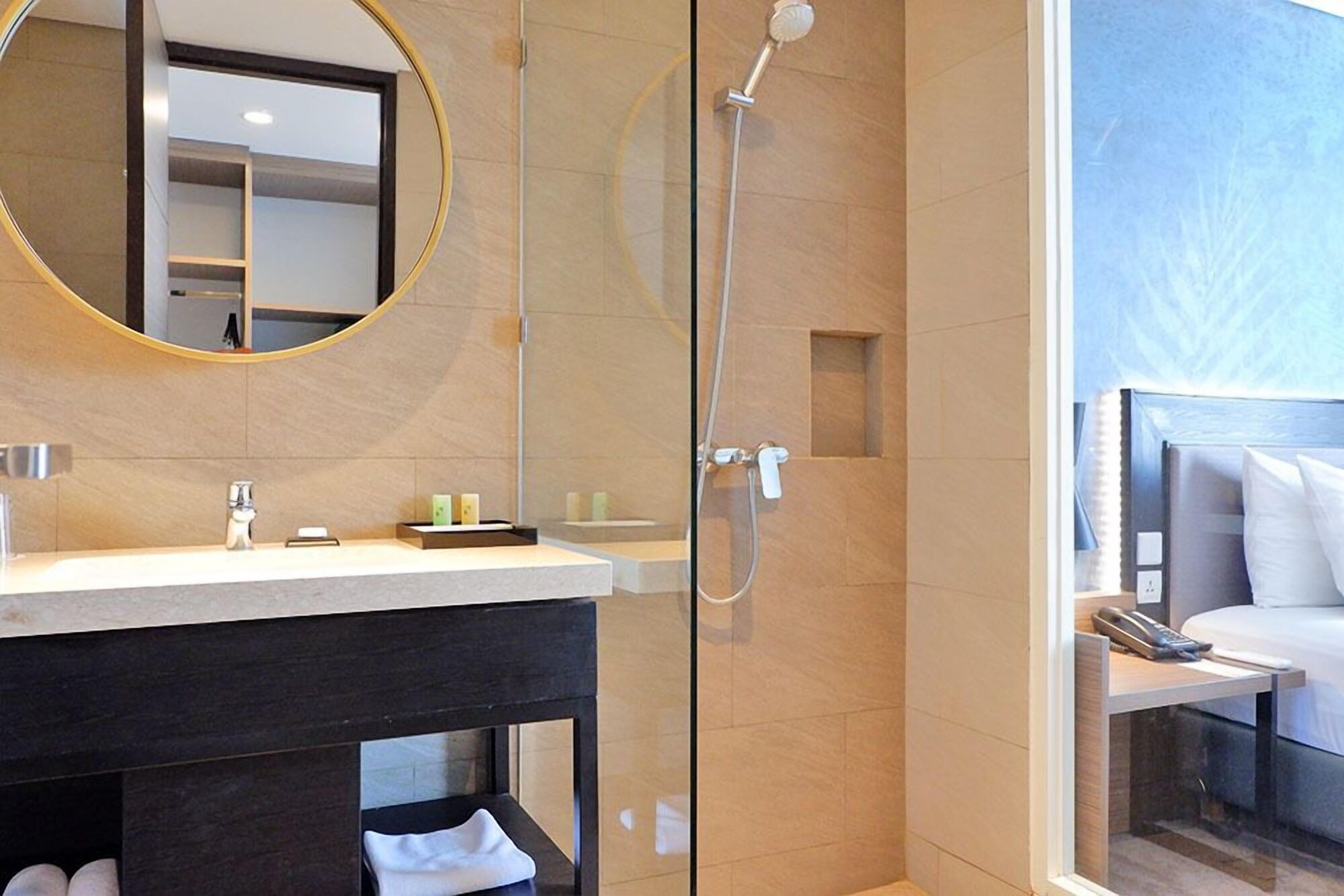 غرفة غراند بسرير كوين للمدخنين، Swiss-Belinn Airport Surabaya 4/4