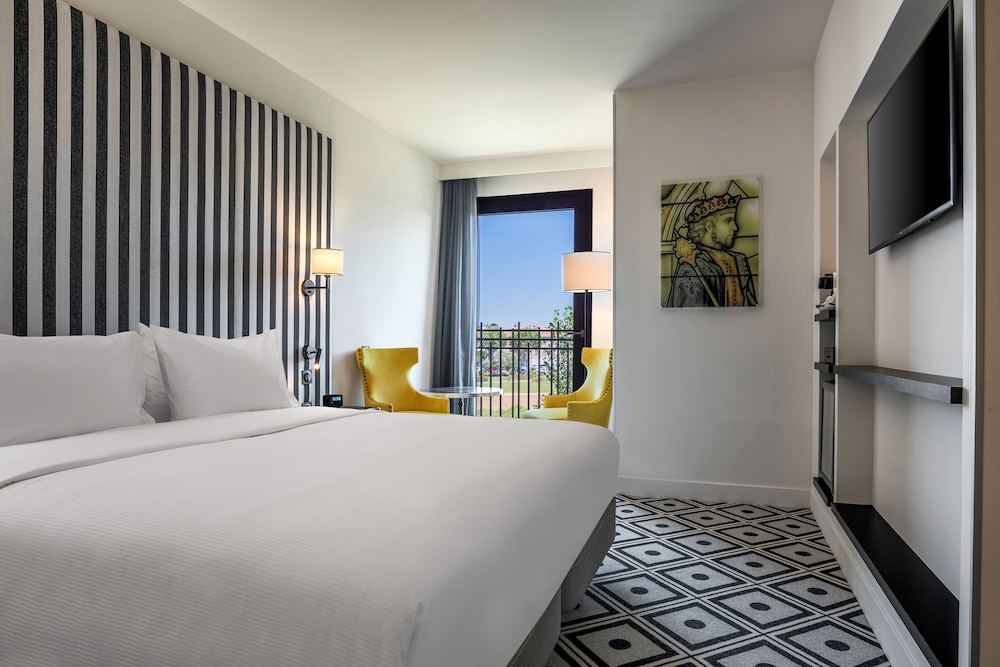 SUPERIOR, QUEEN BED, CITY VIEW