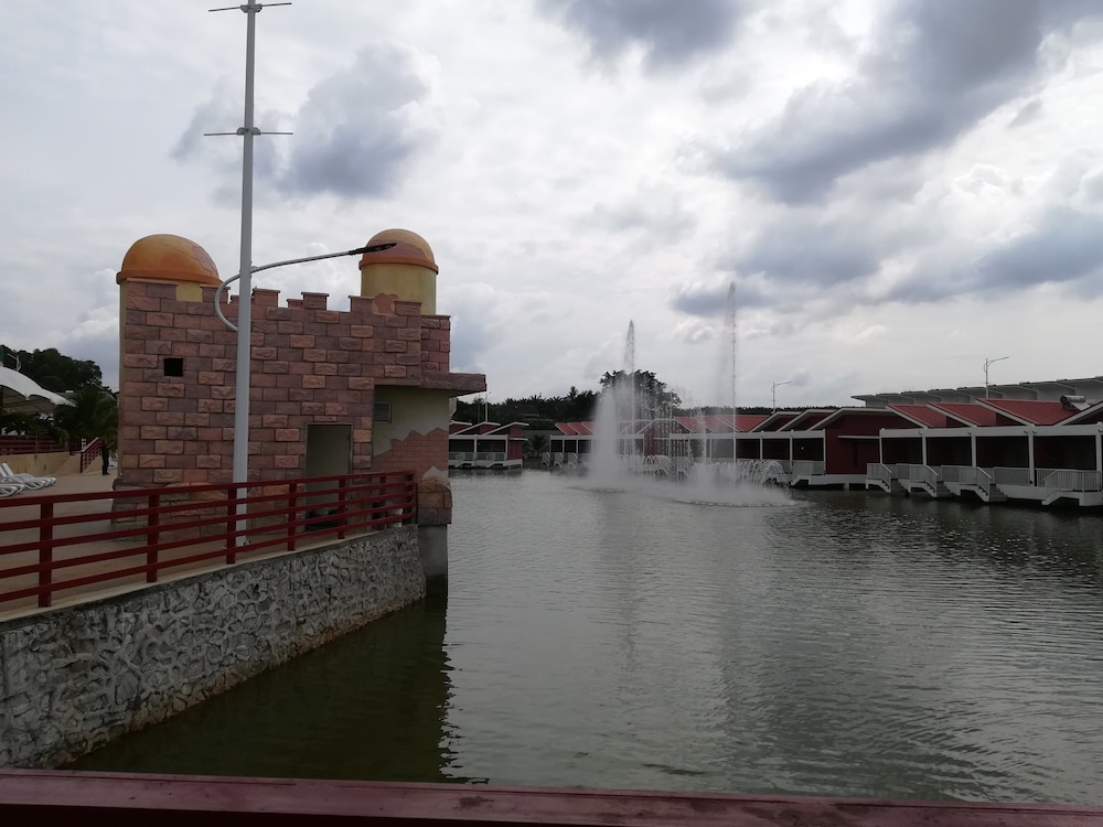 Tasik Villa International Resort 68/72
