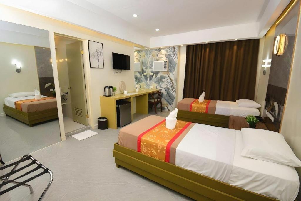 Grand Astoria Hotel 12/35