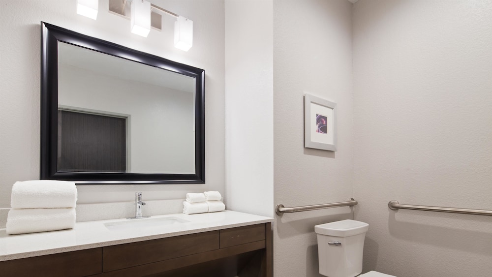 Best Western Plus Buda Austin Inn and Suites 16/35
