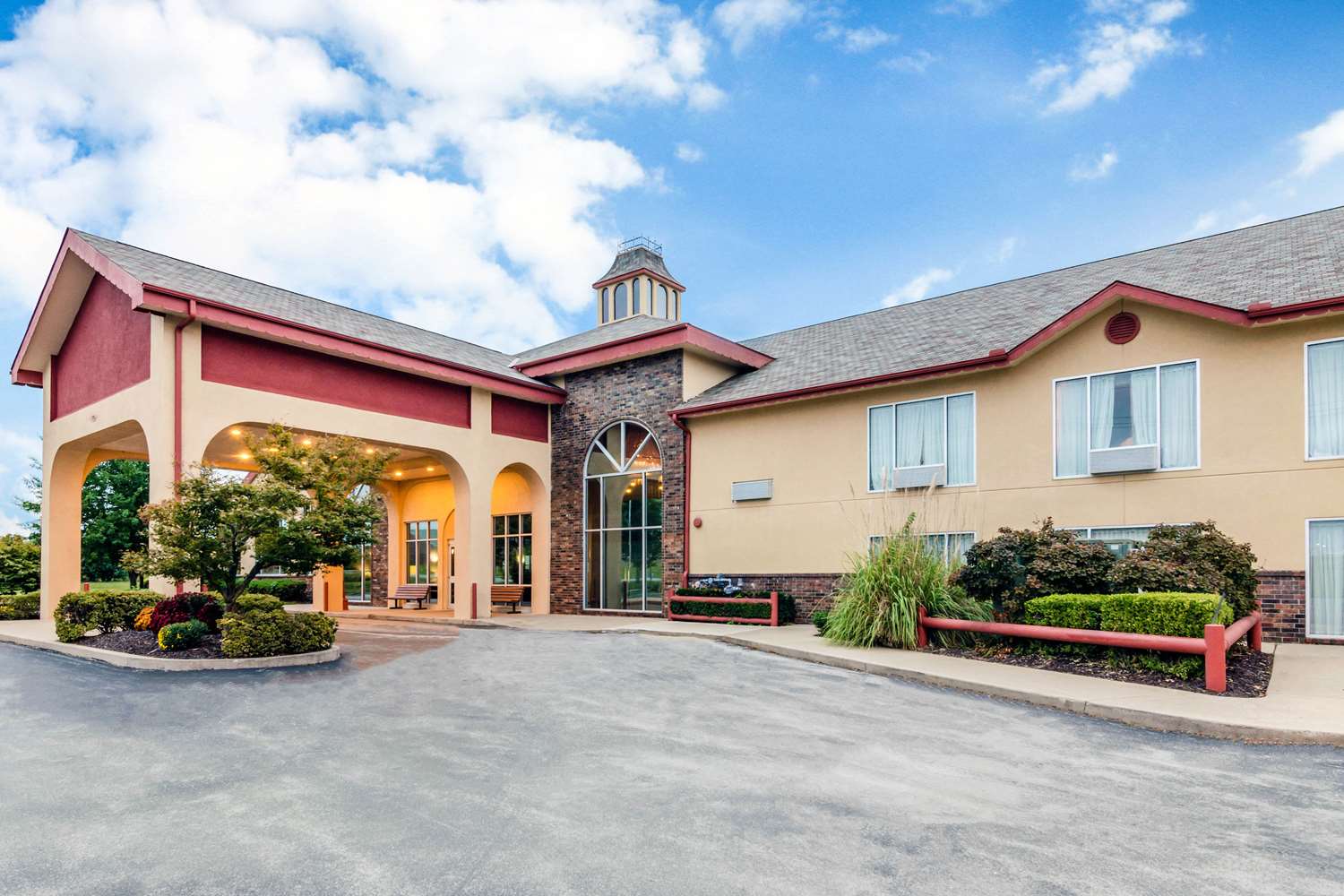 Quality Inn & Suites Carthage near Precious Moments Chapel 4/33