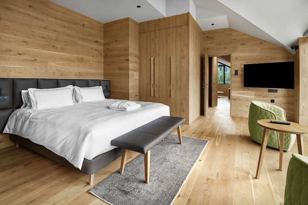 3 Bedrooms, Signature, Swiss, Apartment, 3 King Beds, Sofa