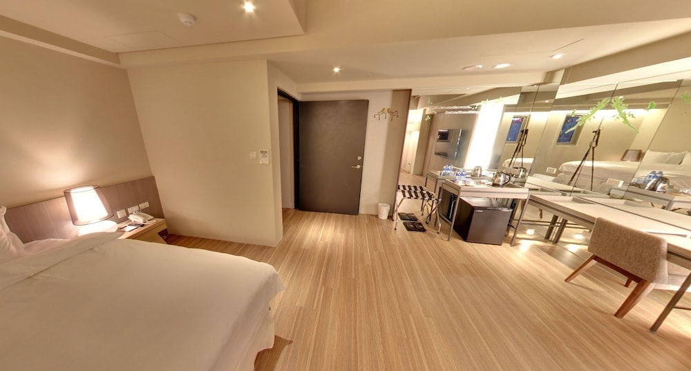 No.9 Hotel 43/76