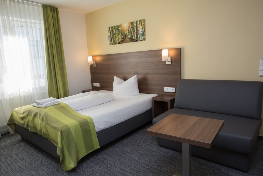 ROOM, SINGLE
