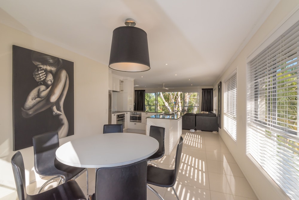 NOOSA OUTRIGGER BEACH RESORT 53/73