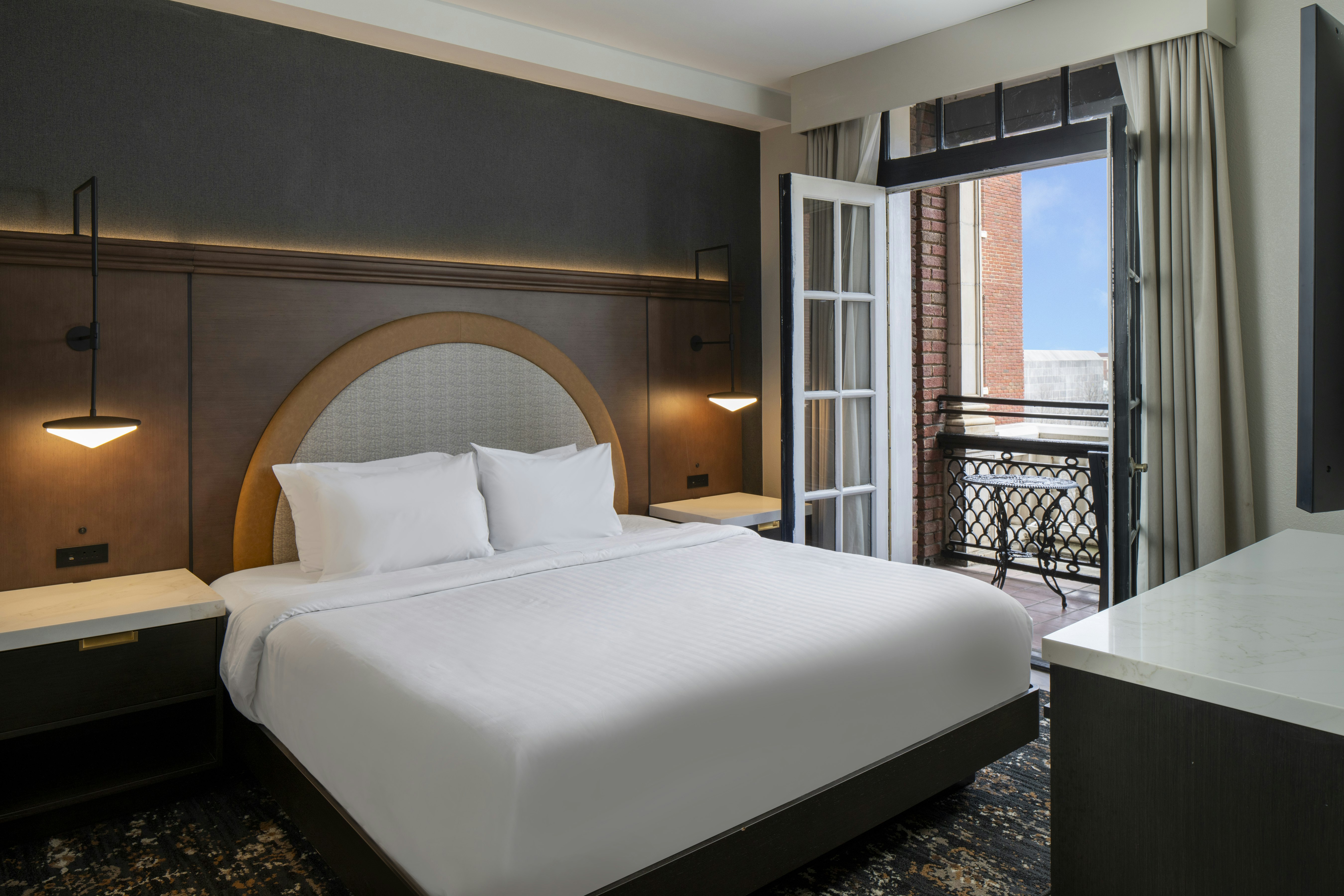 1 BEDROOM, SUITE, KING BED, BALCONY