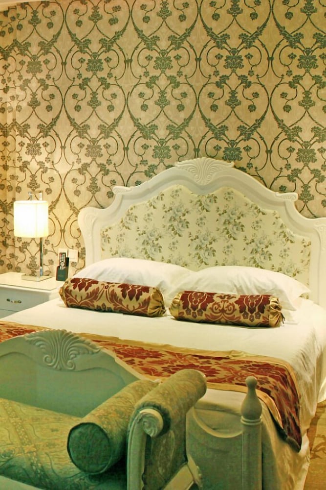 Zhenbao Holiday Hotel Nanjing Yuhua 7/12