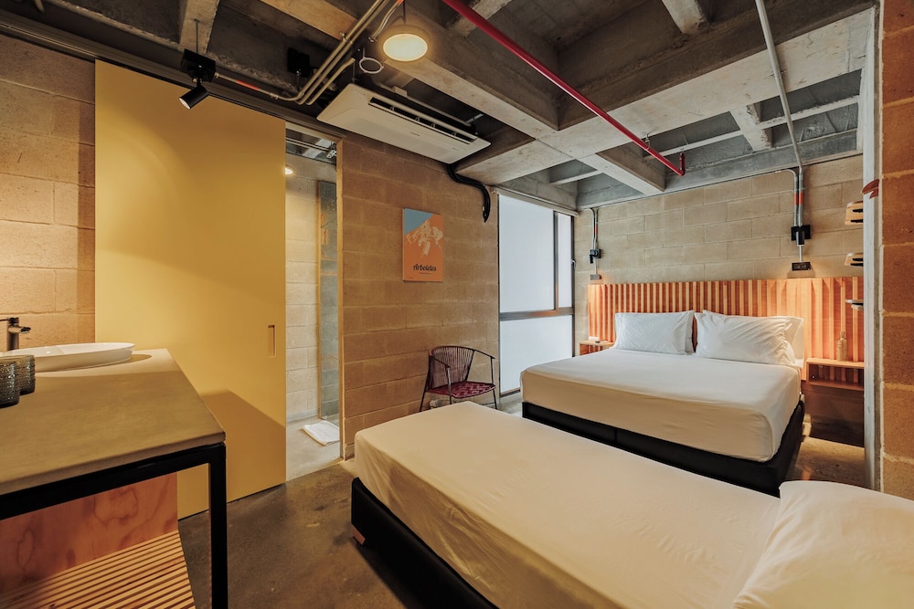 1 BEDROOM, STANDARD, TWIN BEDS