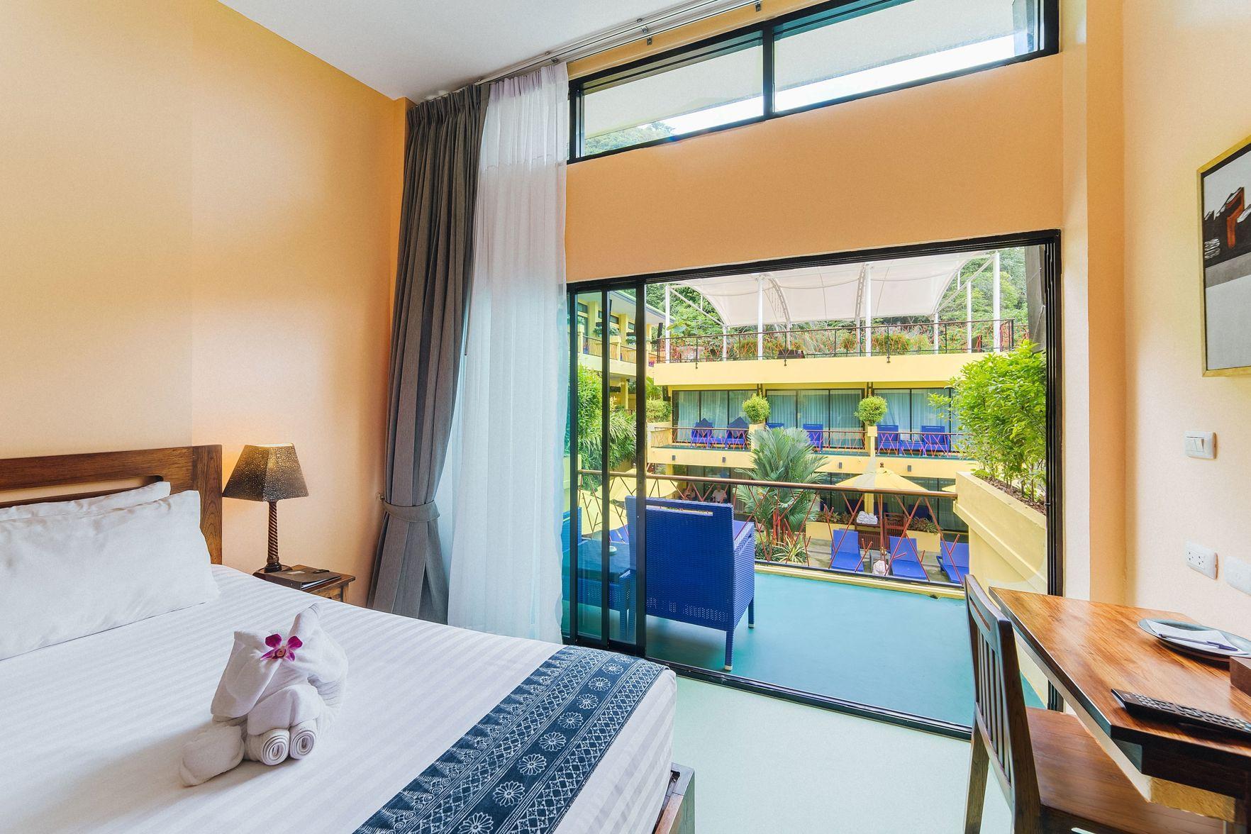 DELUXE, TWIN BEDS, POOL VIEW