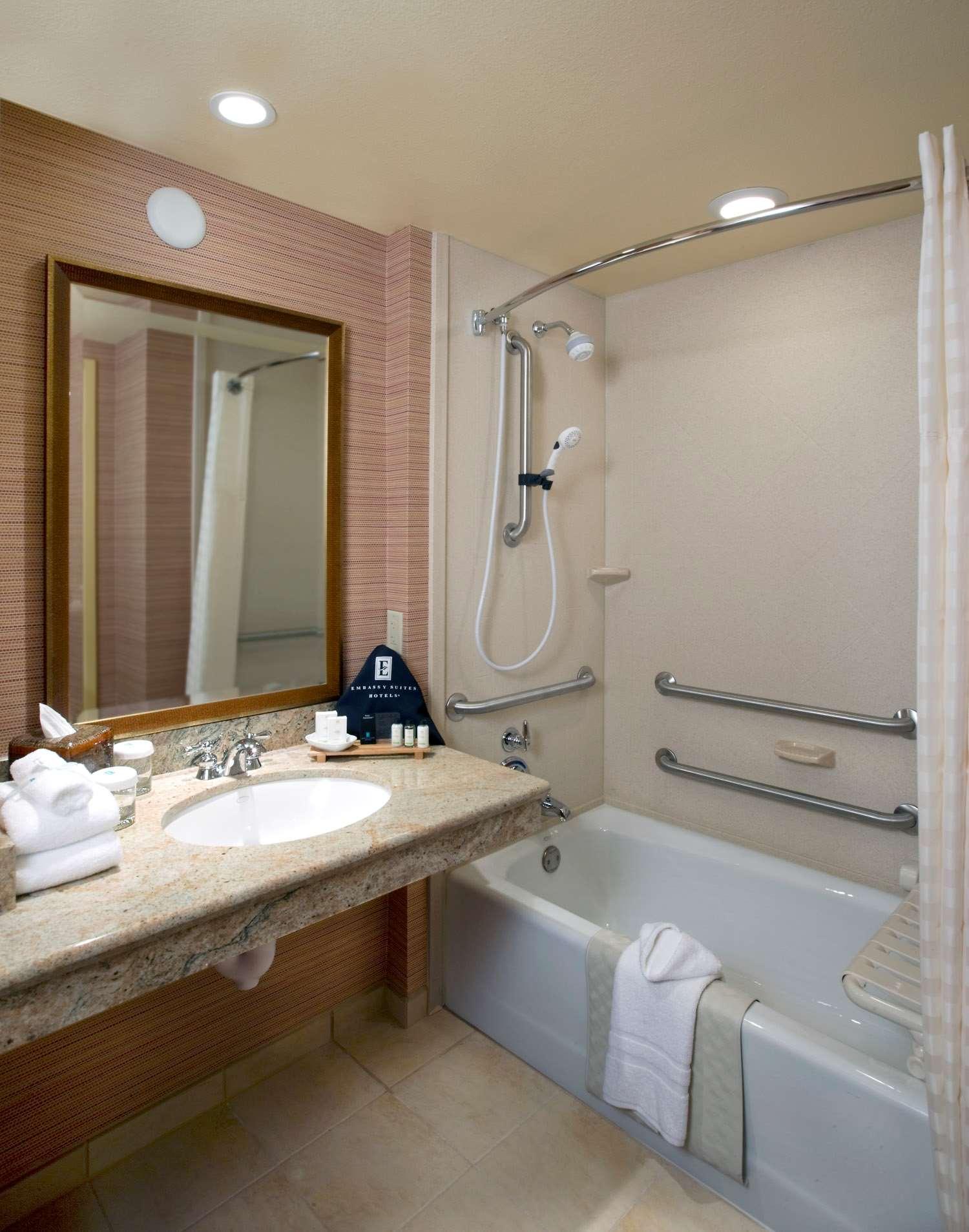 جناح بسرير كينج، Embassy Suites by Hilton Loveland Hotel Conference Center and Spa 2/4