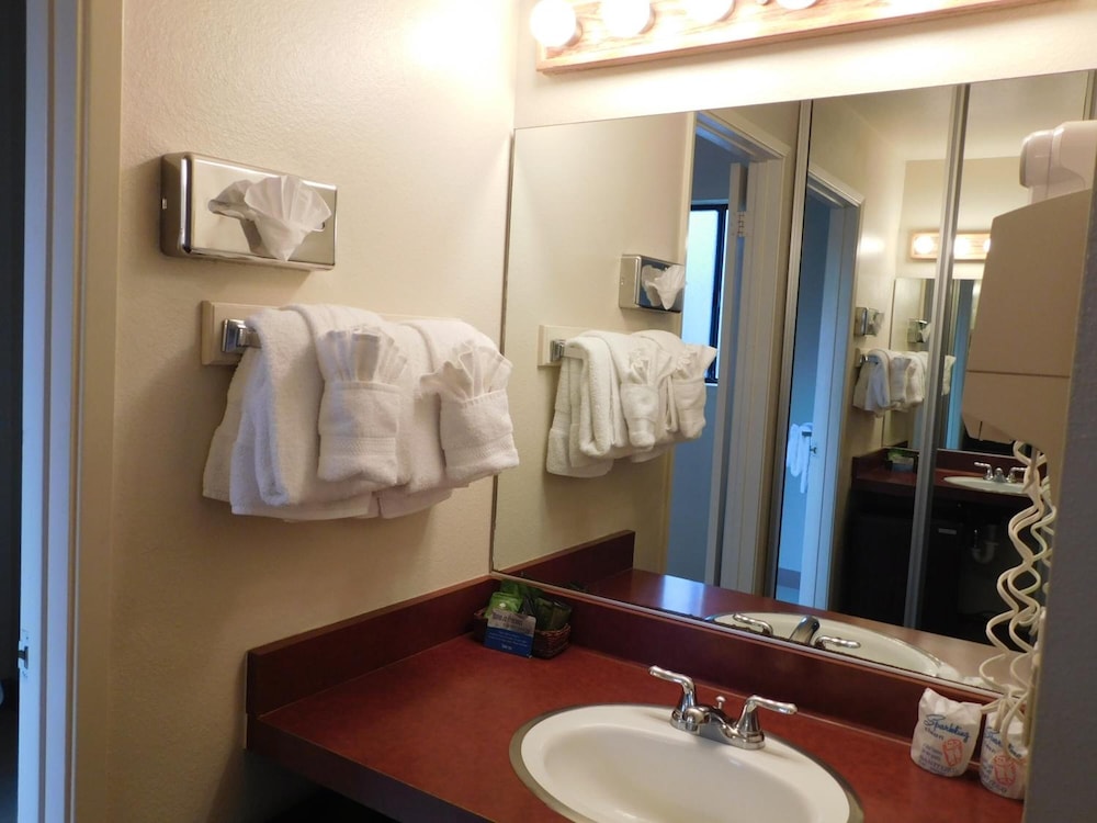 Pacific Gardens Inn 63/64