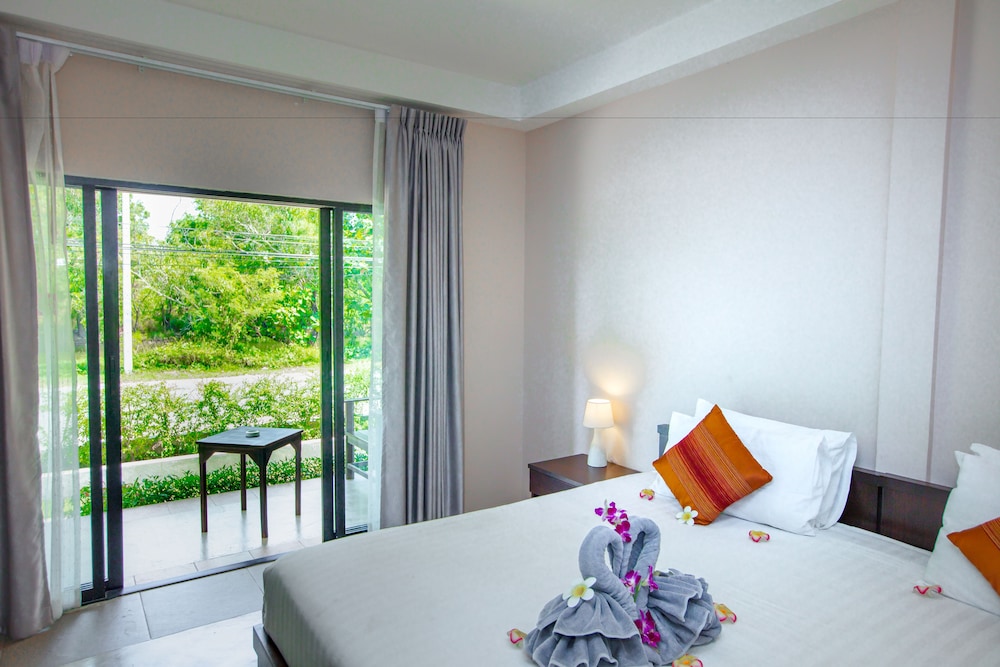 Naiharn Beach Resort 24/70