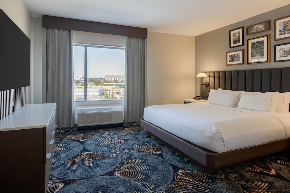 جناح ركني بسرير كينج، DoubleTree by Hilton Hotel Savannah Airport 5/10