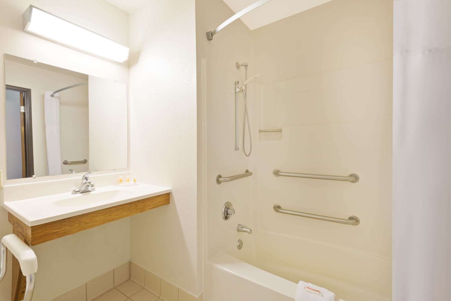 Days Inn by Wyndham Brunswick Bath Area 57/59