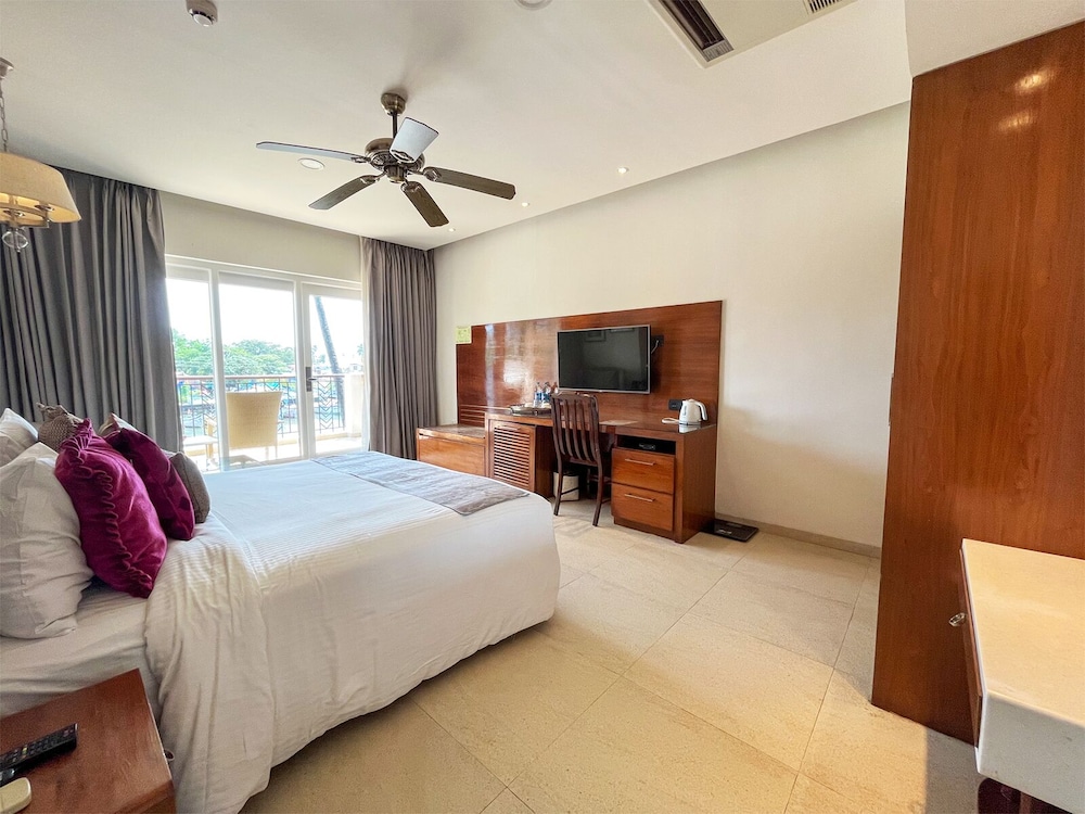 Acron Waterfront Resort 30/80