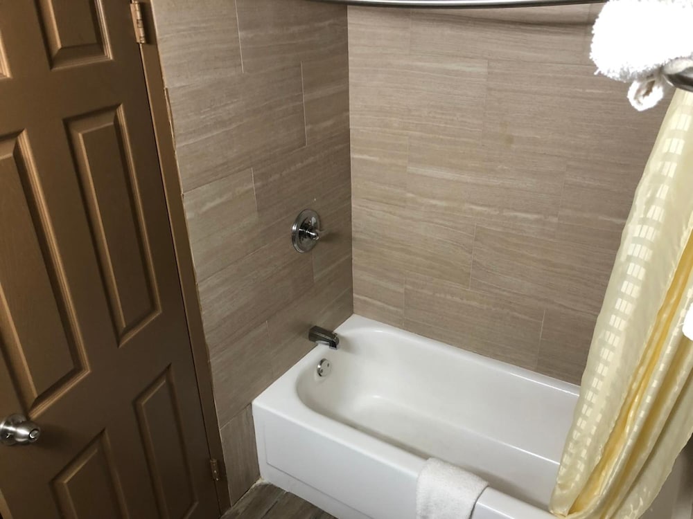 Economy Inn North Randall 44/49