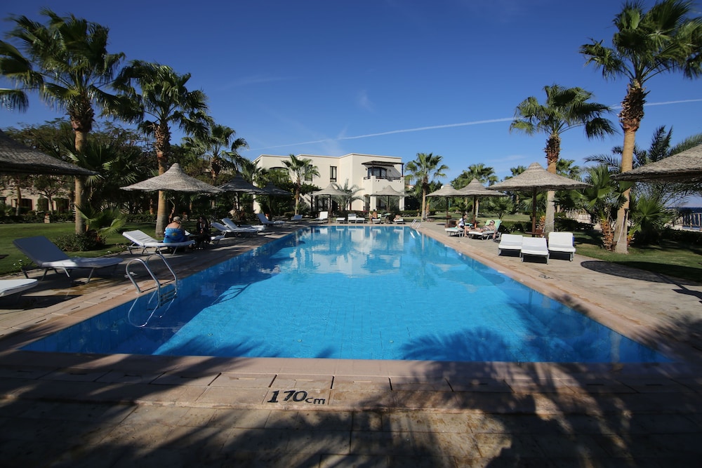 Tamra Beach Resort 27/28