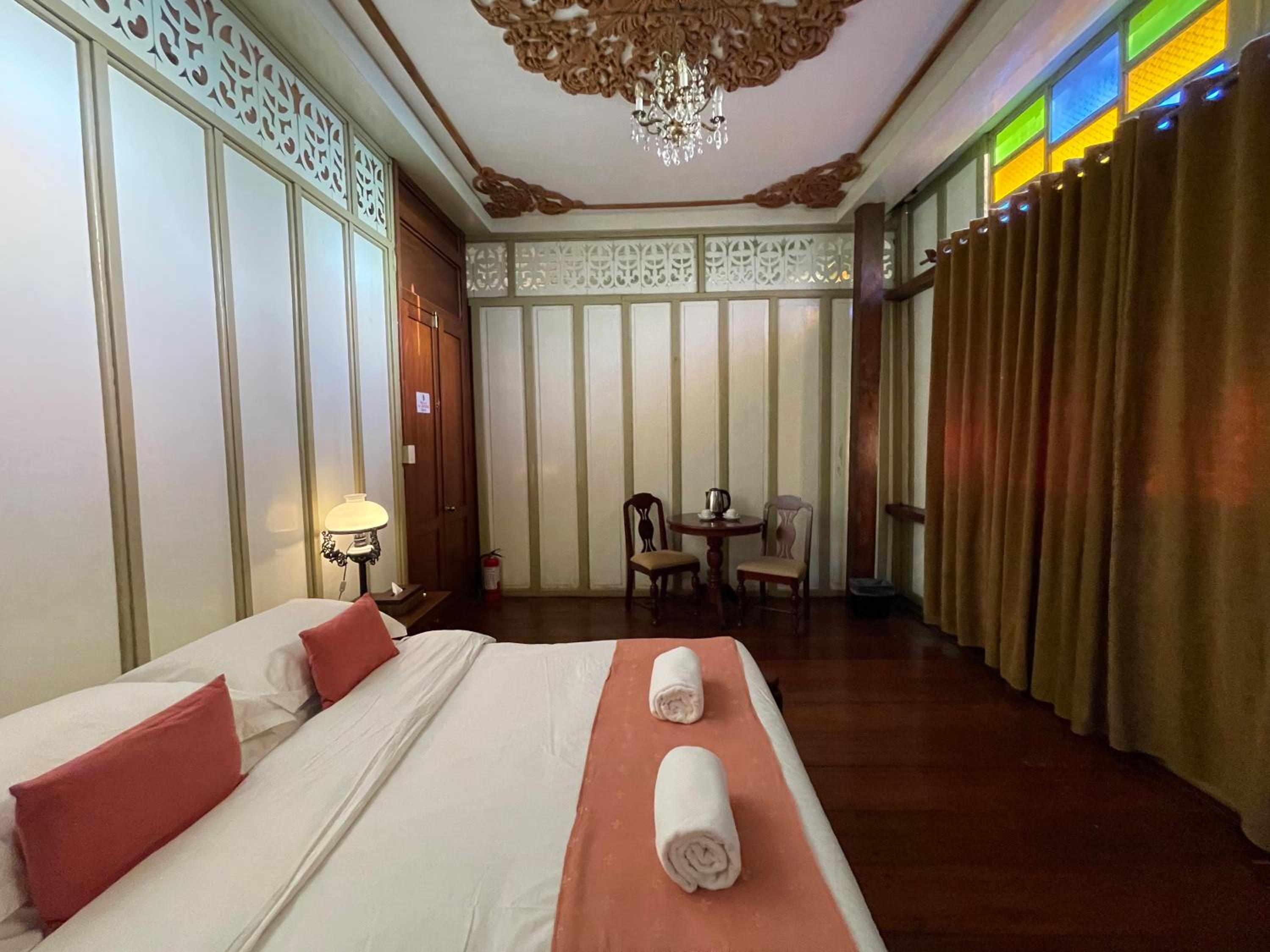 House, 3 Queen Beds