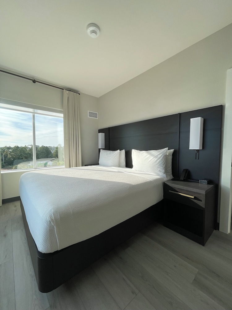 1 Bedroom, Suite, 2 Queen Beds, Bay View, Sofa, Balcony