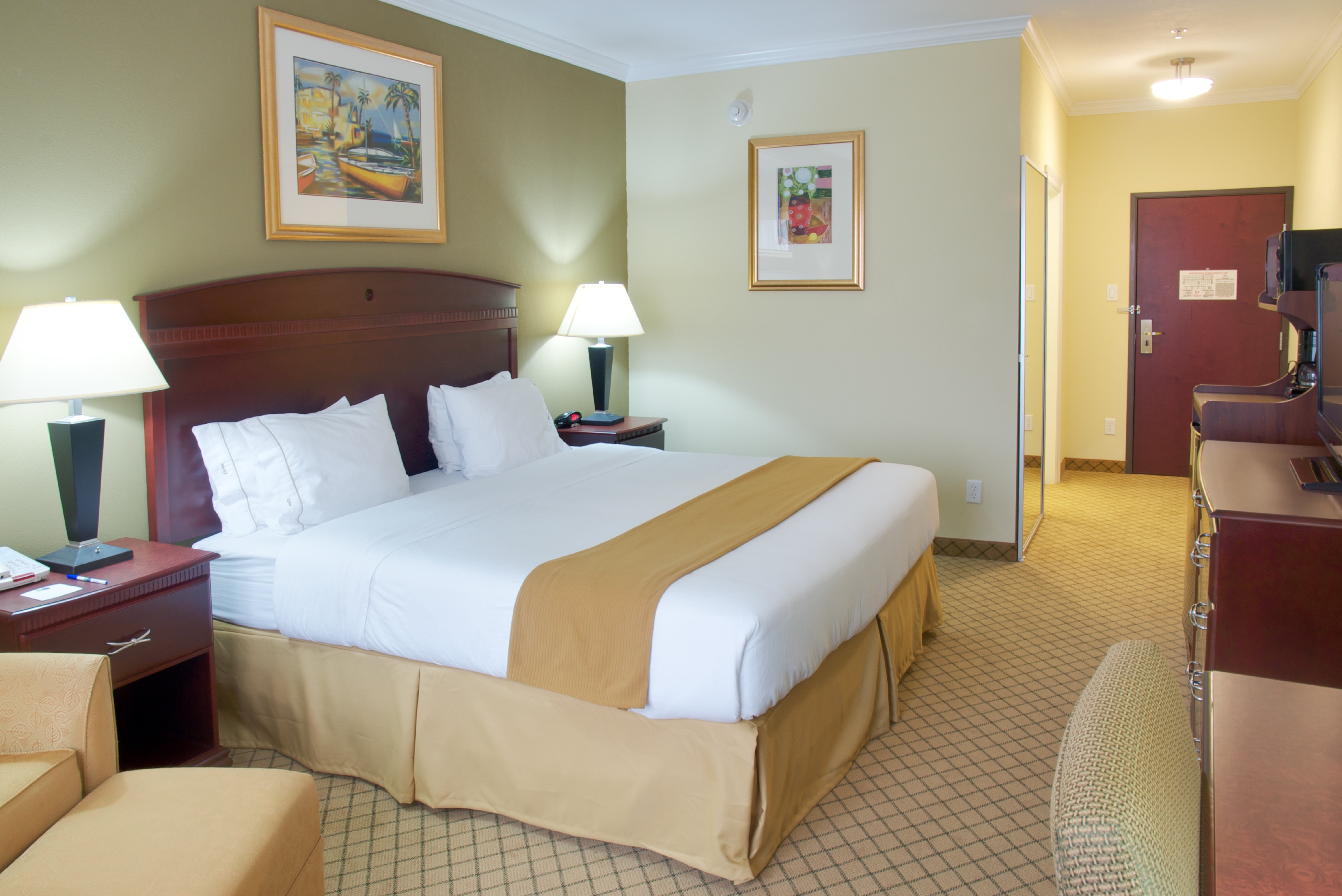Holiday Inn Express Hotel & Suites Winnie 28/63