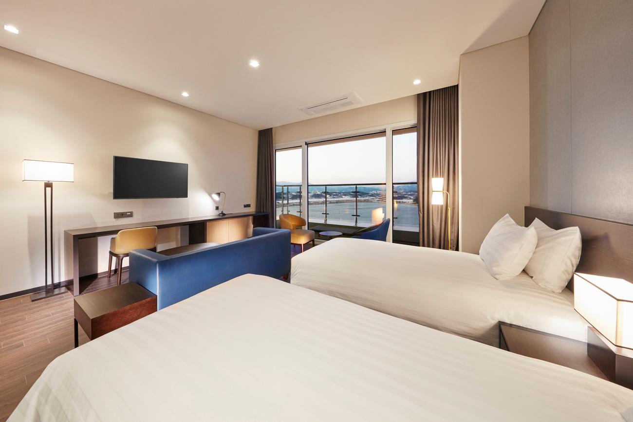 Ambassador, Suite, 1 Double and 1 Single Bed, Lake View, Hot Tub