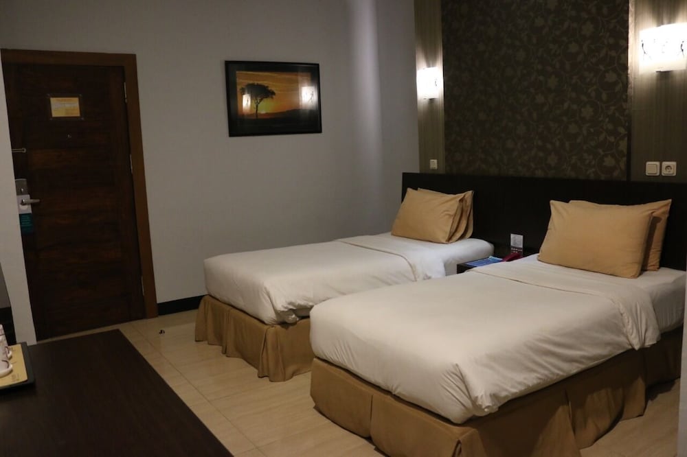 Standard, Twin Beds, No Window
