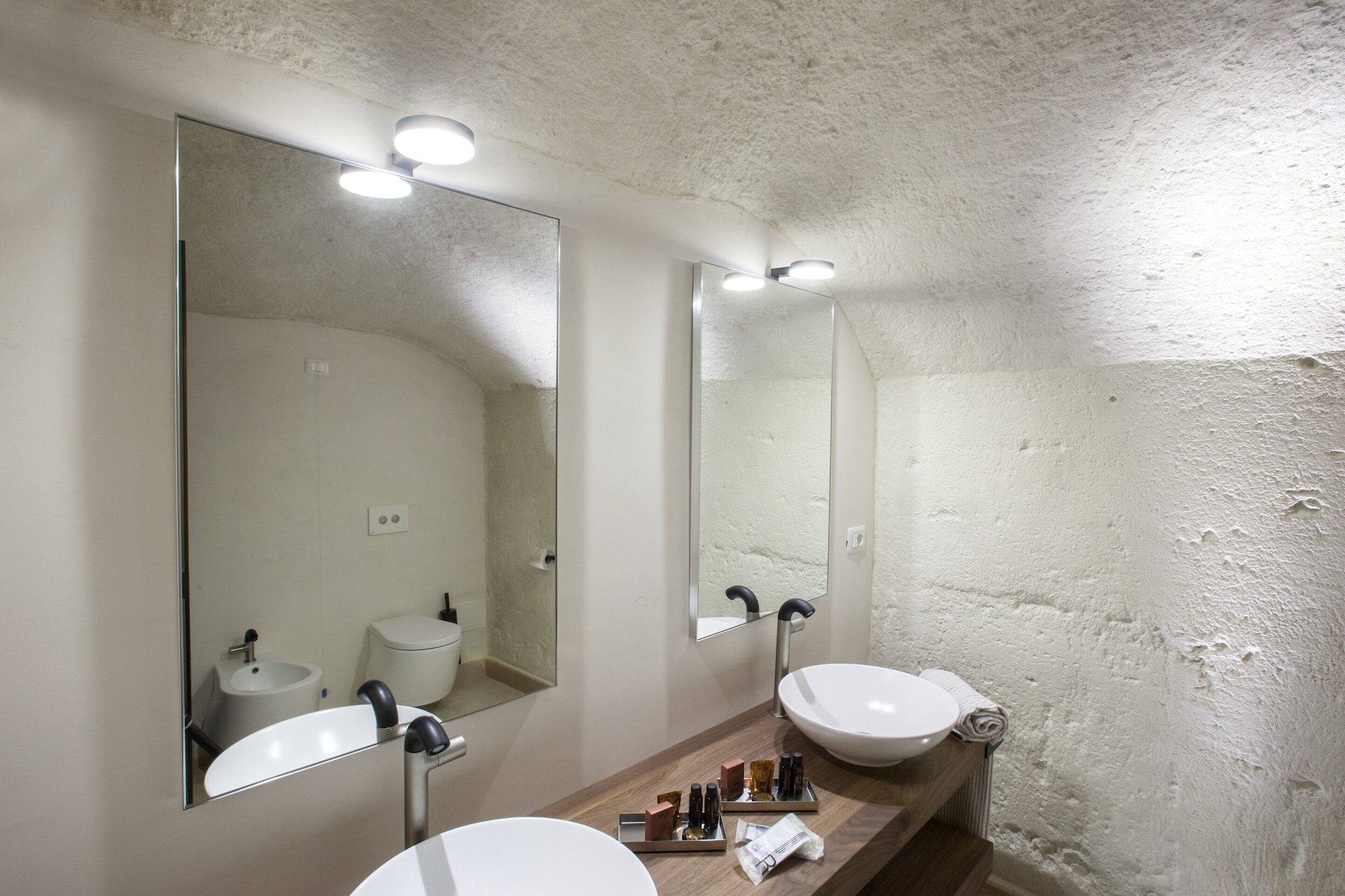GRAND, STUDIO, SUITE, KING BED, HOT TUB