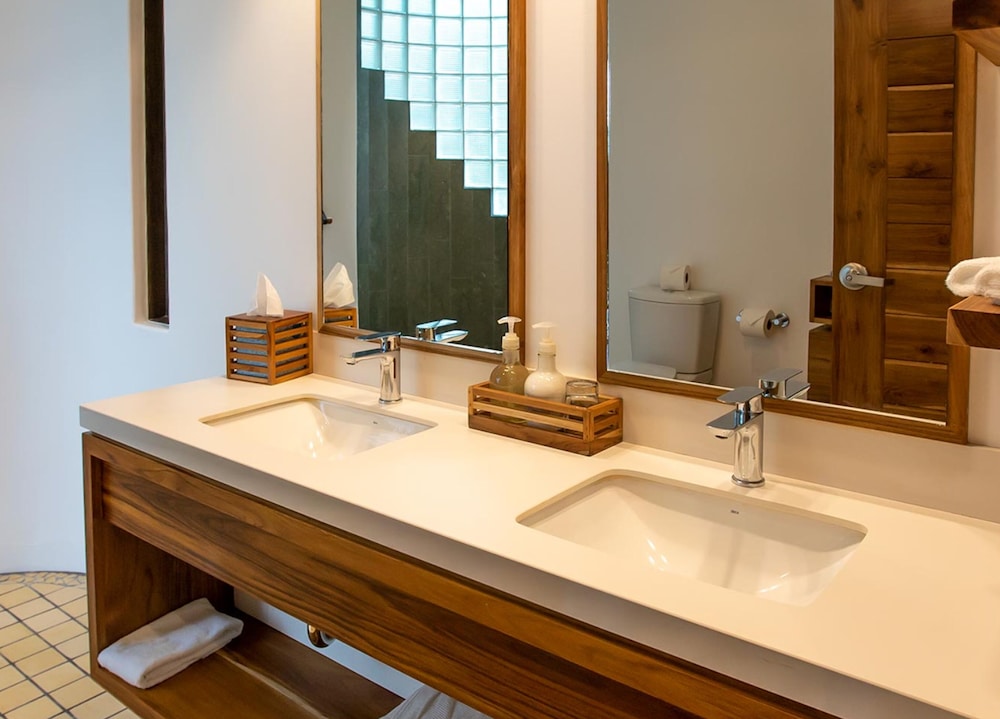 Arenas del Mar Beachfront & Rainforest Resort 73/75