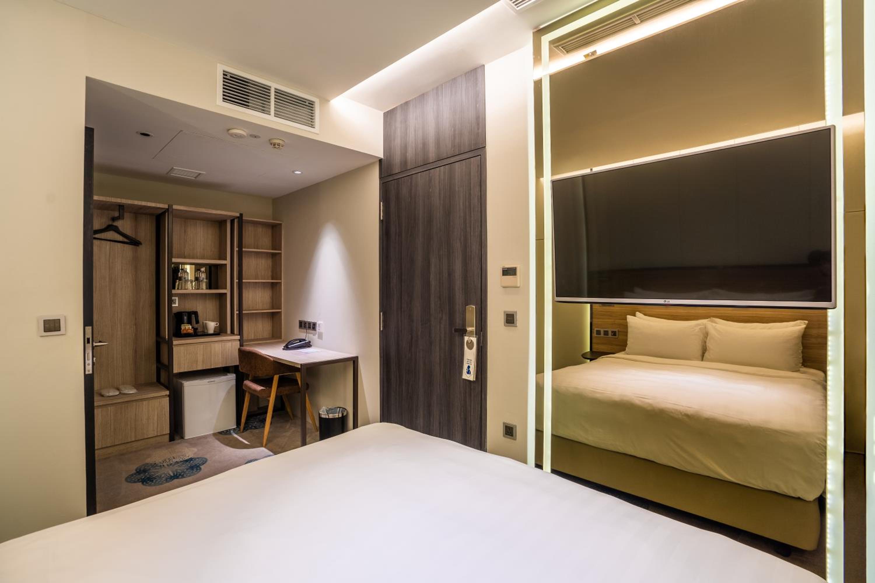 Superior, Double Bed, Santa Grand Hotel Boat Quay 3/3