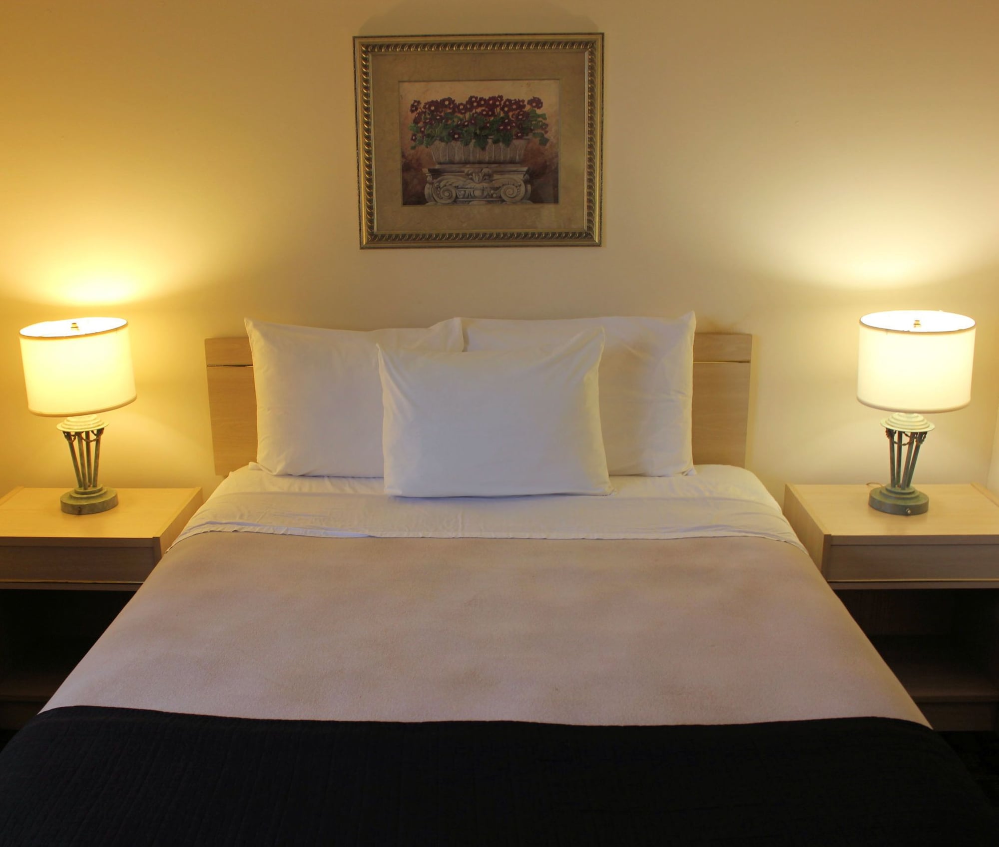 Basic, Queen Bed