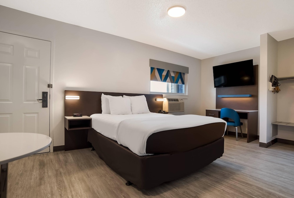 Efficiency, Queen Bed, Accessible