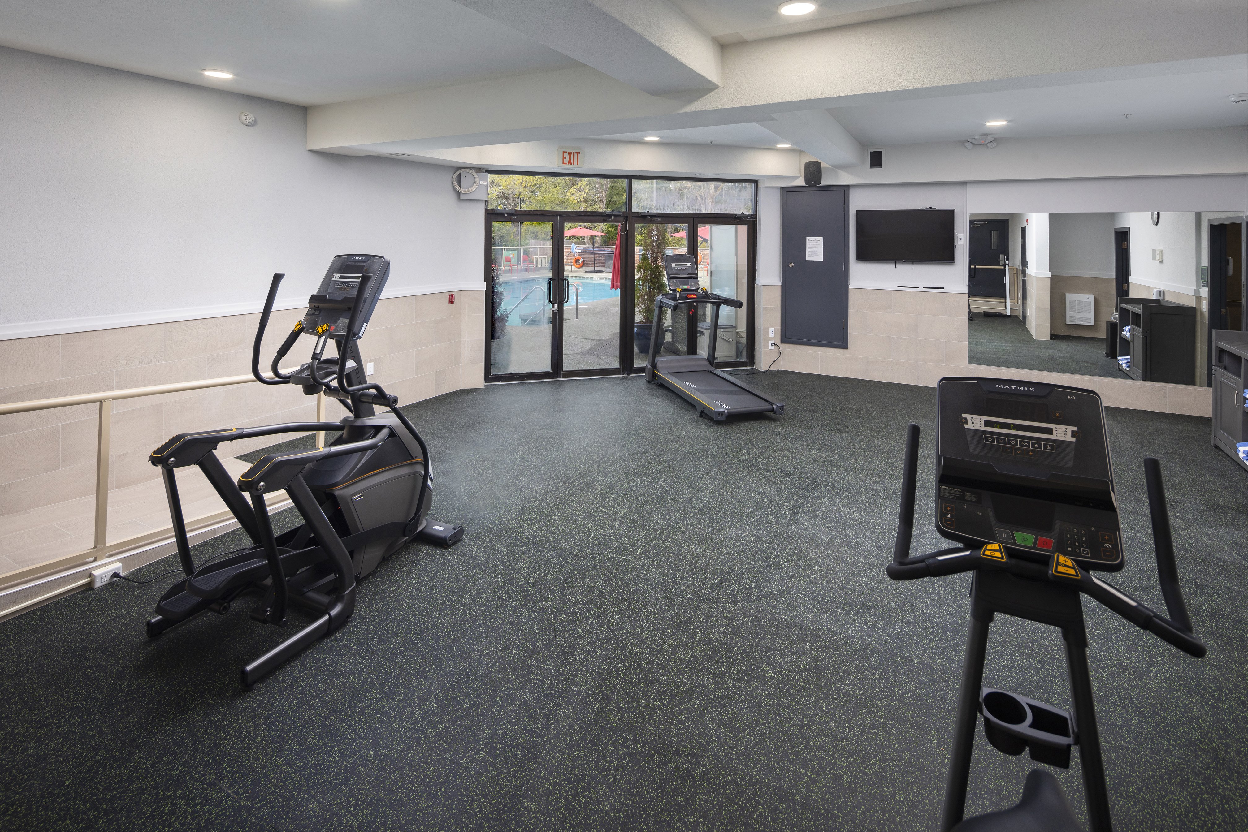 Elk Lake Inn Suites Victoria 39/81