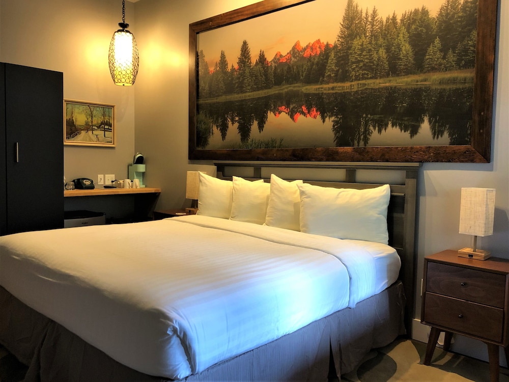 غرفة ديلوكس بسرير كينج بشرفة، Blue Elk Inn 2/3