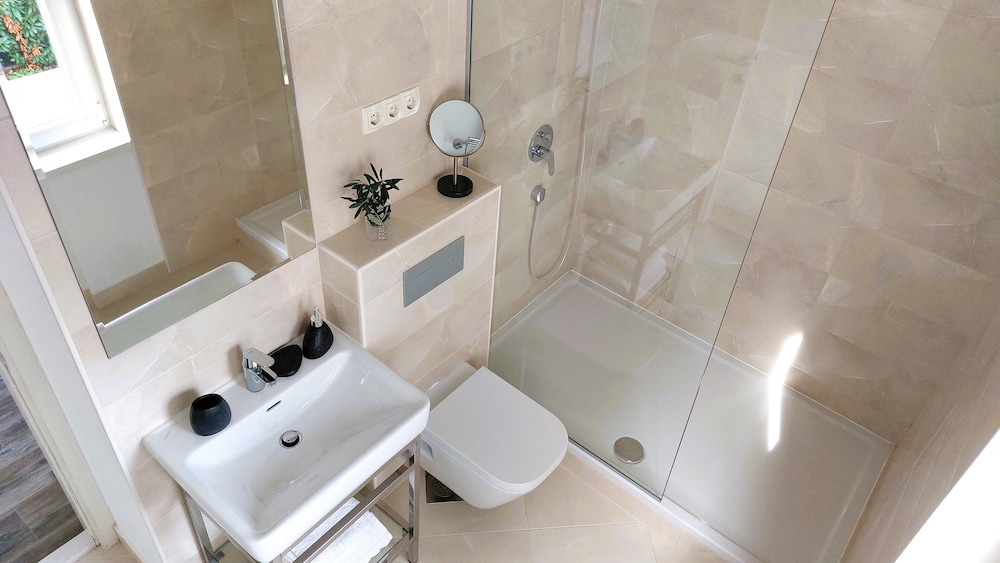 Refresh Boutique Apartments 48/50