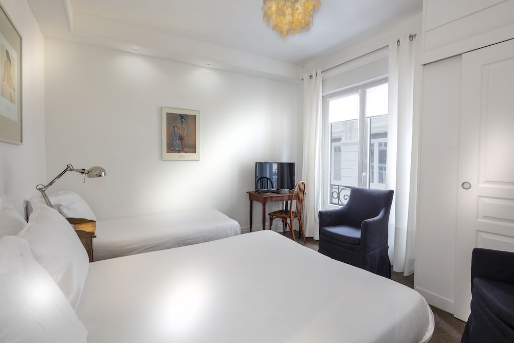 CLASSIC, TWIN BEDS, BATHTUB