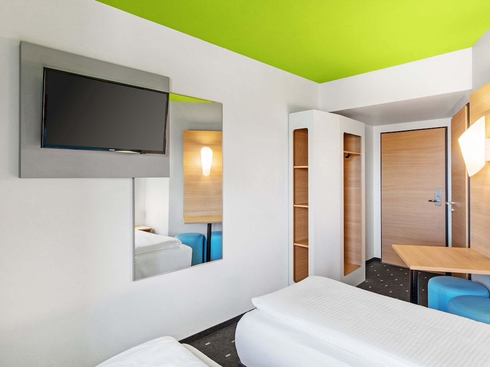 ROOM, TWIN BEDS