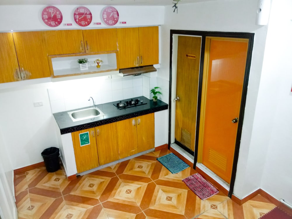 8Hostel 7/50